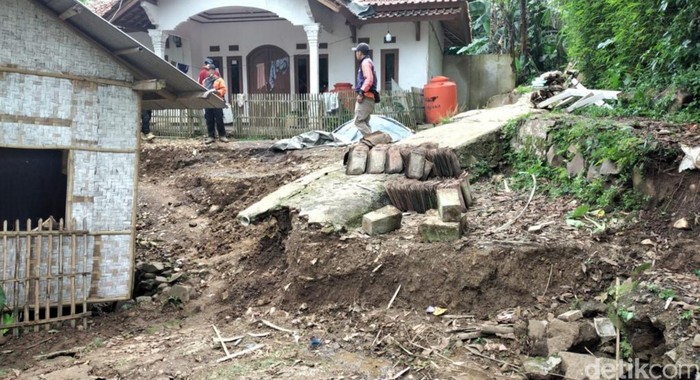 Sejumlah rumah rusak berat akibat pergerakan tanah di Cianjur