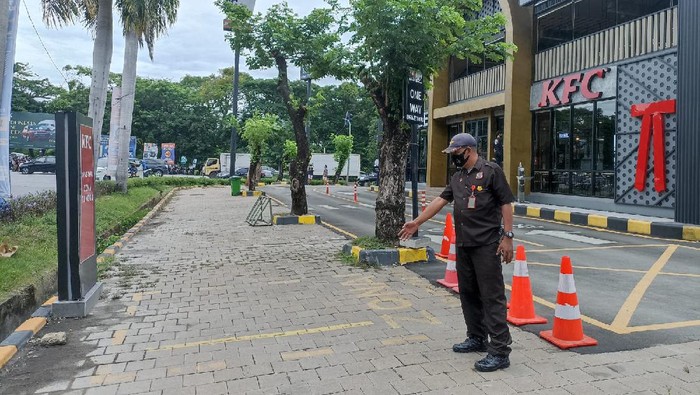 Sekuriti menunjukkan TKP pencurian Rp 400 juta dengan modus gembos ban di Pantai Indah Kapuk, Jakut