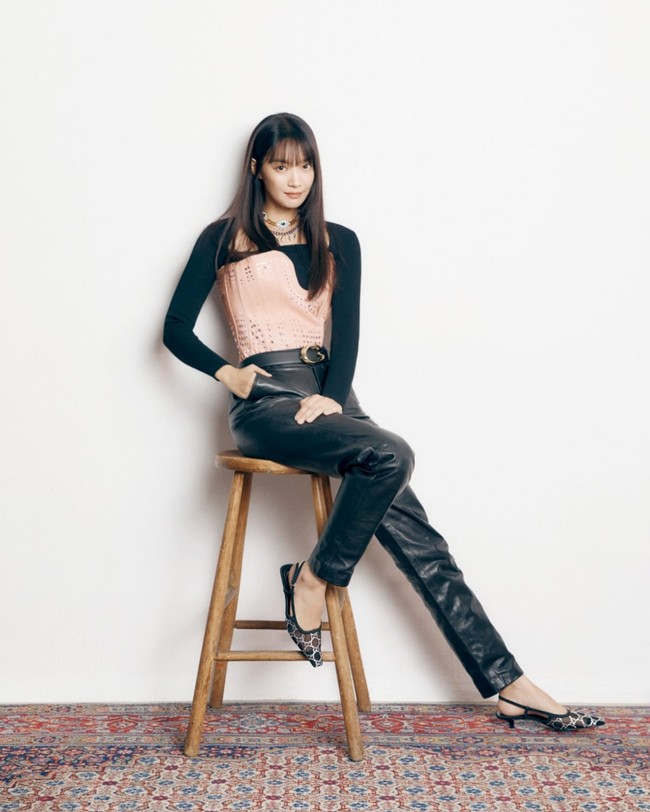 Rumah mode kenamaan asal Italia itu antusias menyambut perjalanan mereka dengan Shin Min Ah. Kekasih Kim Woo Bin itu memakai koleksi Gucci Aria yang dirancang Creative Director Gucci, Alessandro Michele. Foto: dok. Gucci