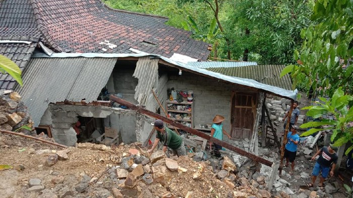 Talud longsor menimpa rumah warga Kalurahan Sambirejo, Sleman, Kamis (11/11/2021).