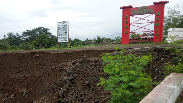 Tanggul sungai longsor di Sawit, Gantiwarno, Klaten.