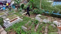 Diketahui, area makam itu berada di bibir tebing yang tepat di bawahnya terdapat aliran air Sungai Cidurian.