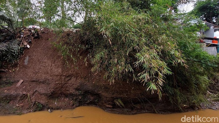 Puluhan makam yang berada di TPU Cikadut, Kota Bandung, terancam longsor. Guna menahan pergerakan tanah, area makam diketahui dipasangi bronjong.