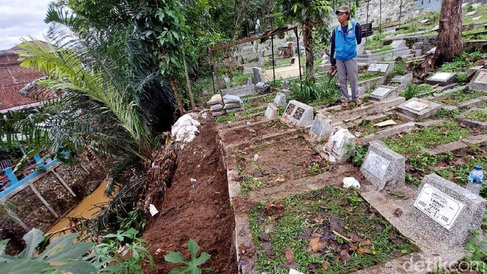 Terancam Longsor, Begini Kondisi Makam di TPU Cikadut Bandung Puluhan makam yang berada di TPU Cikadut, Kota Bandung, terancam longsor. Guna menahan pergerakan tanah, area makam diketahui dipasangi bronjong.
