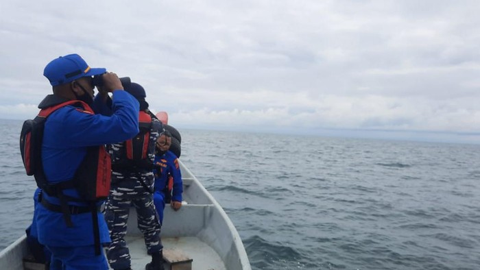 Tim gabungan memeriksa kapal nelayan (Foto: Dok Humas Polres Aceh Timur)