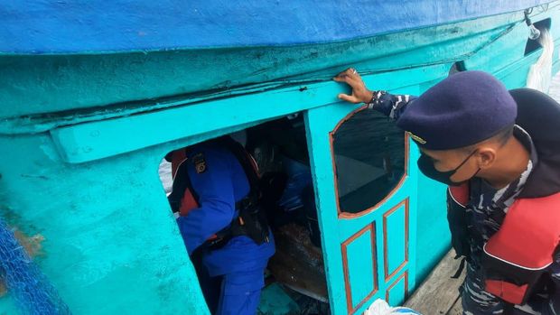 Tim gabungan memeriksa kapal nelayan (Foto: Dok Humas Polres Aceh Timur)