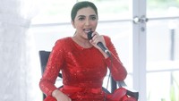 Ia mengaku agak tegang saat berduet dengan Titi DJ. Pool/Noel/detikFoto