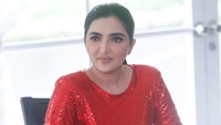 Ashanty sekaligus membeli puluhan ekor ikan cupang untuk langsung dipelihara di rumah. Ikan cupang juga menjadi bahan konten di vlog keluarga Anang Hermansyah, seperti tips and trik. Uniknya cupang Ashanty diberi nama artis Korea seperti Lee Min Ho dan Hyun Bin. Bahkan ketika cupang kesayangan mati, Arsy anak Ashanty pun turut sedih.  (Foto: Pool/Noel/detikFoto)