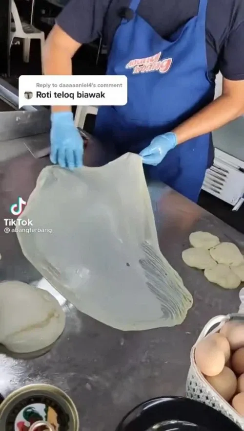 Totalitas! Penjual Ini Buat Roti Cane Bentuk Biawak Bertelur Pesanan Pembeli