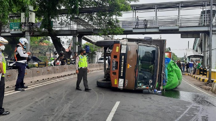 Truk terguling di Jl Daan Mogot, Kalideres, Jakbar, Kamis (11/11) pukul 10.15 WIB pagi