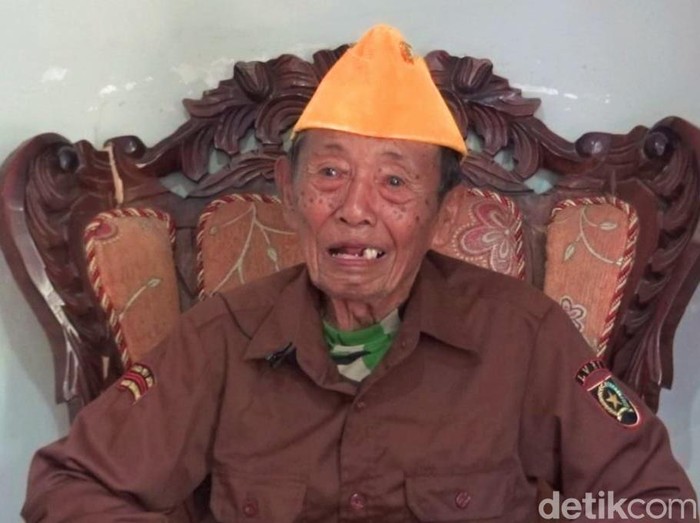 Veteran perang kemerdekaan yang berusia 100 tahun masih ada di Banyuwangi. Ia selamat dari kejaran pasukan Belanda dengan bersembunyi di kaki Gunung Raung.