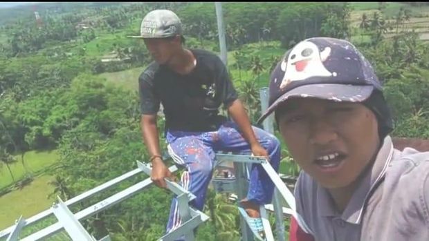 viral pemuda panjat tower demi konten di lumajang