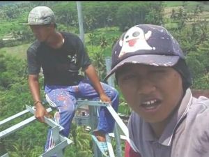 Aksi Menantang Maut 2 Pemuda Panjat Tower Seluler Tanpa Pengaman Demi Konten