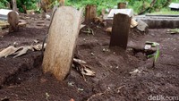 Soni mengatakan makam-makam yang ambles ini bermunculan begitu musim penghujan datang yakni sekitar akhir Oktober lalu hingga sekarang.