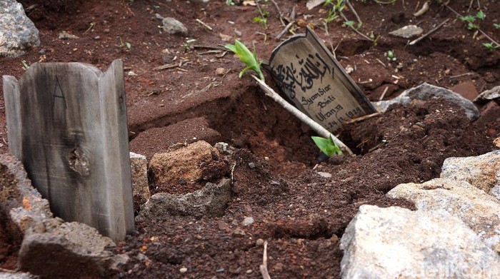 Puluhan makam di pemakaman khusus korban COVID-19 di TPU Cikadut, Bandung, ambles akibat diguyur hujan. Berikut penampakannya.