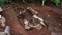 Pantauan detikcom, makam-makam yang amblas tersebut menimbulkan cekungan sedalam kurang lebih 10 - 30 sentimeter. Cekungan di atas makam muncul karena pelapukan peti atau tanah kuburan yang kurang padat karena digali menggunakan alat berat.