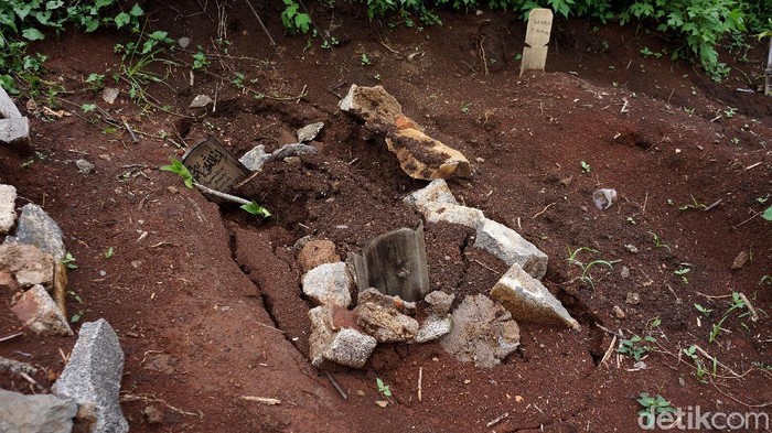 Puluhan makam di pemakaman khusus korban COVID-19 di TPU Cikadut, Bandung, ambles akibat diguyur hujan. Berikut penampakannya.