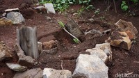 Puluhan makam di pemakaman khusus korban COVID-19 di Blok E2 TPU Cikadut, Kota Bandung, ambles karena diguyur hujan, Kamis (11/11/2021).