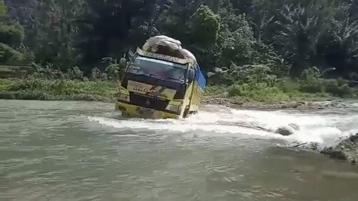 Warga nekat menerobos derasnya arus sungai karena tak ada jembatan