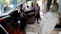 Tahun lalu, ujar Husni, donatur yang enggan disebut namanya itu memberikan mobil Toyota Kijang untuk Rekad satu unit. Tapi tidak bisa difungsikan untuk ambulans karena pendek.