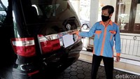 Ditambahkan Husni, hamba Allah itu tinggal di Kecamatan Delanggu, Klaten tetapi identitas tidak mau diketahui orang lain. Bukan pejabat tinggi atau pengusaha.