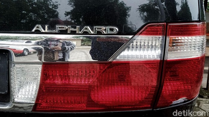 Wow! Relawan COVID-19 di Klaten Dapat Surprise Mobil Alphard Relawan penanganan COVID-19 di Klaten mendapat surprise mobil Alphard dari hamba Allah. Mobil itu diamanahkan ke relawan untuk dijadikan ambulans kemanusiaan.