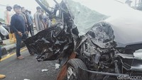 Kemudian mobil Toyota Kijang Innova nomor polisi AD 8878 RA tampak ringsek bagian depan sampai belakang sisi kanan. Sedangkan mobil Mitsubishi Pajero nomor polisi AB 1106 CX terlihat ringsek bagian belakang kiri dan samping.