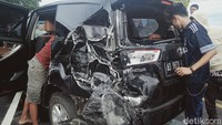 Sementara itu, satu unit motor matik bernomor polisi AE 4481 JE rusak ringan bagian depan. Akibat peristiwa ini empat orang luka-luka yakni sopir truk, pengemudi motor, sopir Innova dan seorang penumpangnya.
