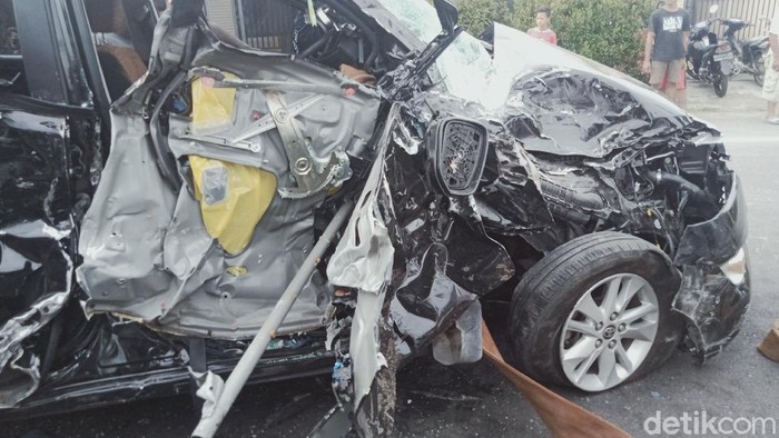 Empat unit kendaraan ringsek usai terlibat kecelakaan beruntun di Jalan Yogya-Solo, Klaten, Jawa Tengah. Akibatnya, empat orang luka dalam kejadian tersebut.