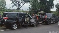 Pantauan detikcom di lokasi kejadian, Jumat (12/11/2021) pukul 15.40 WIB, tampak ketiga mobil yang terlibat kecelakaan rusak parah. Terlihat dump truk nomor polisi R 1315 UA rusak bagian kemudi.