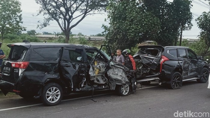 4 Mobil Ringsek Usai Tabrakan Beruntun di Jalan Yogya-Solo Empat unit kendaraan ringsek usai terlibat kecelakaan beruntun di Jalan Yogya-Solo, Klaten, Jawa Tengah. Akibatnya, empat orang luka dalam kejadian tersebut.