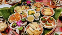 Tur kuliner dari kebun ke meja makan. Tur selama lima jam yang diselenggarakan oleh Wok n Stroll ini terbilang anti-mainstream, karena sebelum makan, traveler akan berkunjung mengunjungi perkebunan herba, buah, dan sayuran di Singapura. Menariknya, lokasi kebun berada di kota modern yang terkenal akan gedung pencakar langit.