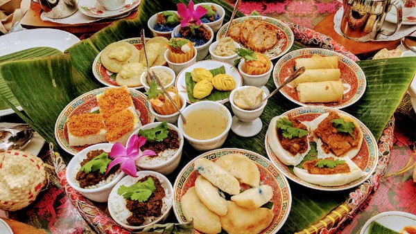 Tur kuliner dari kebun ke meja makan. Tur selama lima jam yang diselenggarakan oleh Wok n Stroll ini terbilang anti-mainstream, karena sebelum makan, traveler akan berkunjung mengunjungi perkebunan herba, buah, dan sayuran di Singapura. Menariknya, lokasi kebun berada di kota modern yang terkenal akan gedung pencakar langit. Tur kuliner dari kebun ke meja makan. Tur selama lima jam yang diselenggarakan oleh Wok n Stroll ini terbilang anti-mainstream, karena sebelum makan, traveler akan berkunjung mengunjungi perkebunan herba, buah, dan sayuran di Singapura. Menariknya, lokasi kebun berada di kota modern yang terkenal akan gedung pencakar langit.