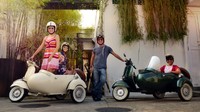 Traveler bisa keliling Singapura naik Vespa dari Operator tur motor Vespa bernama Singapore Sidecars. Durasi tur Vespa ini sekitar satu sampai tiga jam dan pilihannya memutari distrik istimewa seperti distrik belanja Kampong Glam, distrik peranakan Joo Chiat dan Tiong Bahru, dan masih banyak lagi.