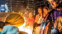 Setelah matahari terbenam dan berganti lampu kota yang gemerlap, kehidupan di Singapura semakin seru. Siapkan sepatu sneakers traveler karena Anda bisa menjelajahi Singapura lewat tur Singapore After Dark. Tur akan dimulai dengan makan malam bersama di pusat jajanan kuliner di Telok Ayer, menelusuri sepanjang Singapore River, berkunjung ke bar atap di Boat Quay, dan pusat pesta Clarke Quay.