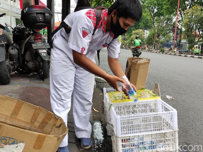 Aditya Candra Glori Semesta merupakan siswa kelas XII SMK Informatika Sumber Ilmu, Sidoarjo. Selain menuntut ilmu, ia juga harus menjadi pemulung untuk membiaya sekolahnya.