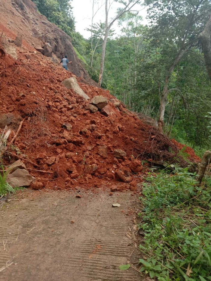 Akses menuju kampung halaman Lesty Kejora di Cianjur terputus longsor