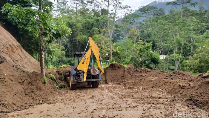 Akses utama Magelang-Boyolali putus tertutup longsor, 12/11