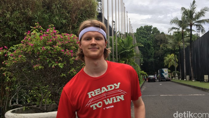Tunggal putra Denmark Anders Antonsen menikmati betul Bali jelang Indonesia Badminton Festival 2021. Tapi ada satu yang bakal terasa kurang buatnya.