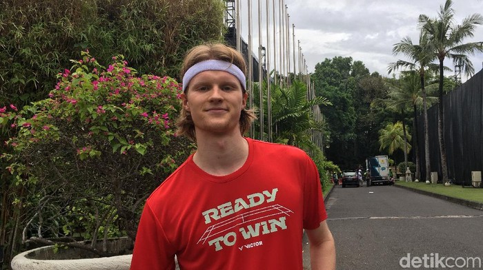 Tunggal putra Denmark Anders Antonsen menikmati betul Bali jelang Indonesia Badminton Festival 2021. Tapi ada satu yang bakal terasa kurang buatnya.