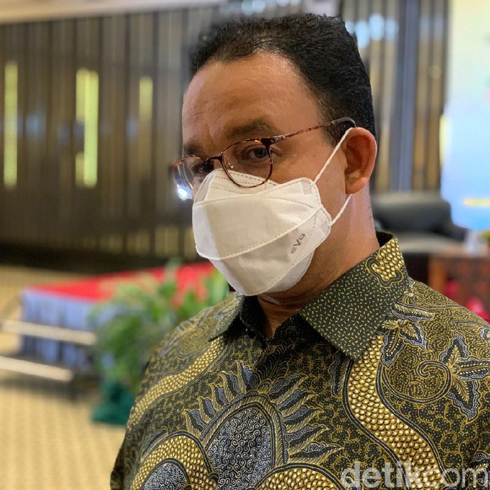 Gubernur DKI Jakarta Anies Rasyid Baswedan menjadi keynote speaker dalam acara Diksi Milenial Jatim di Hotel Bumi, Surabaya. Anies membeberkan sejumlah kemajuan di DKI dalam hal penanganan COVID-19, juga transportasi umum.