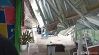 Video menunjukkan helikopter terbang rendah hingga merobohkan atap kios di Sumatera Selatan (Sumsel) viral. 