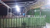 Dalam video viral itu terlihat helikopter terbang dan angin yang dihasilkan dari baling-baling membuat atap kios pempek roboh. Warga yang berada di sekitar lokasi terlihat berlarian.