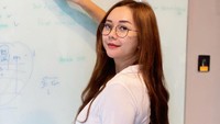 Aura Kasih bergaya seperti seorang guru. Foto: Instagram Aura Kasih