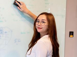 Aura Kasih Jadi Guru, Langsung Banyak yang Hadir saat Diabsen