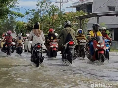 SDN 2 Jotosanur, Desa Jotosanur, Kecamatan Tikung, Lamongan terendam banjir. Akibatnya, proses belajar mengajar diliburkan.