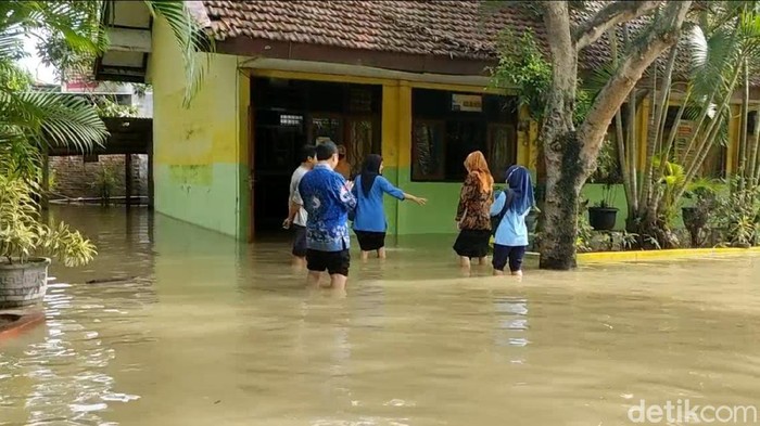 SDN 2 Jotosanur, Desa Jotosanur, Kecamatan Tikung, Lamongan terendam banjir. Akibatnya, proses belajar mengajar diliburkan.