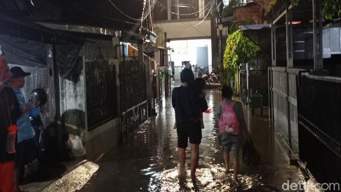Banjir di Warung Jati Barat II Jaksel Mulai Surut,