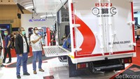 GM Product development PT Astra Isuzu Motor Indonesia Tonton Eko (kanan) berbincang dengan GM Marketing PT Astra Isuzu Motor Indonesia Attias Asril (kiri) di depan mobil Bengkel Isuzu Berjalan pada ajang Gaikindo Indonesia International Auto Show (GIIAS) 2021.