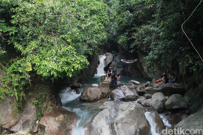 Bermain Air Di Segarnya Aliran Sungai Curug Leuwi Hejo